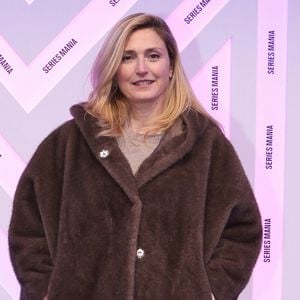 Elle a terminé ses tendres confidences par ce joli message d’amour : "Ma petite-fille, j’ai hâte de te rencontrer, de te serrer dans mes bras et de te dire je t’aime."

Julie Gayet - Personnalités au Festival Séries Mania à Lille le 26 mars 2026 © Stéphane Vansteenkiste / Bestimage