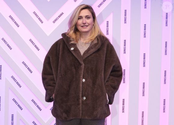 Elle a terminé ses tendres confidences par ce joli message d’amour : "Ma petite-fille, j’ai hâte de te rencontrer, de te serrer dans mes bras et de te dire je t’aime."

Julie Gayet - Personnalités au Festival Séries Mania à Lille le 26 mars 2026 © Stéphane Vansteenkiste / Bestimage