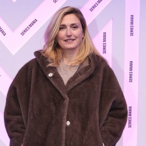 Elle a terminé ses tendres confidences par ce joli message d’amour : "Ma petite-fille, j’ai hâte de te rencontrer, de te serrer dans mes bras et de te dire je t’aime."

Julie Gayet - Personnalités au Festival Séries Mania à Lille le 26 mars 2026 © Stéphane Vansteenkiste / Bestimage