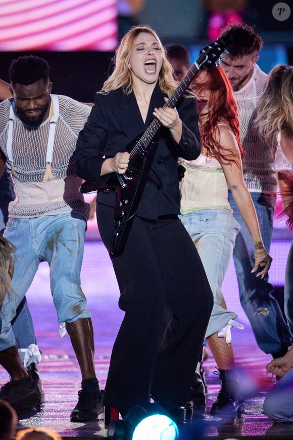 Exclusif - La chanteuse Santa - Enregistrement de l'émission "La fête de la Musique" à Reims, diffusée en direct le 21 juin à 21h10 sur France 2. © Cyril Moreau-Jack Tribeca / Bestimage