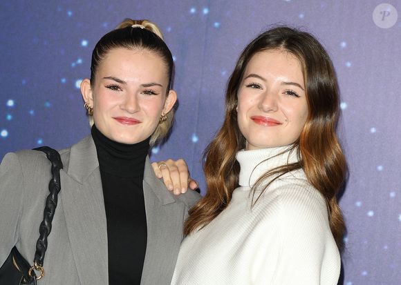 Alyzée Bois et sa soeur Elsa Bois à la première du film Disney "Wish, Asha et la bonne étoile" au Grand Rex à Paris le 13 novembre 2023.

© Coadic Guirec / Bestimage
