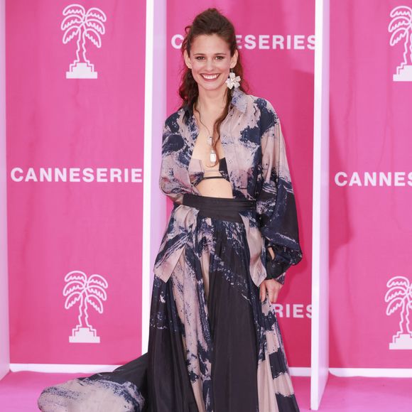 "Je suis complètement passée à autre chose. Ce que je peux dire, c'est qu'elle n'a pas porté plainte contre moi pour diffamation. Je vous laisse en tirer les conclusions.", a-t-elle déclaré.

Lucie Lucas de la série Cannes Confidential
CANNESERIES 2023 Saison 6 à Cannes, dimanche 16 avril 2023.  
Christophe Aubert via Bestimage