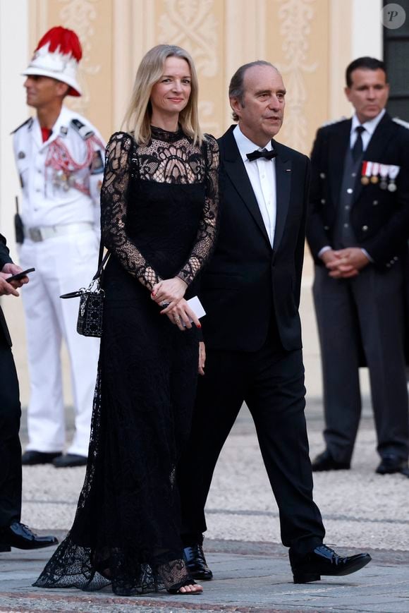 Selon "La Voix du Nord", le couple a mis la main sur un vaste domaine de neuf hectares pour 12,2 millions d’euros, offrant une vue imprenable sur le bassin d’Arcachon.

Delphine Arnault et son compagnon Xavier Niel arrivant au dîner d'état en l'honneur de la visite du couple présidentiel français au palais princier à Monaco le 7 juin 2025.© Ludovic Marin / Pool / Bestimage