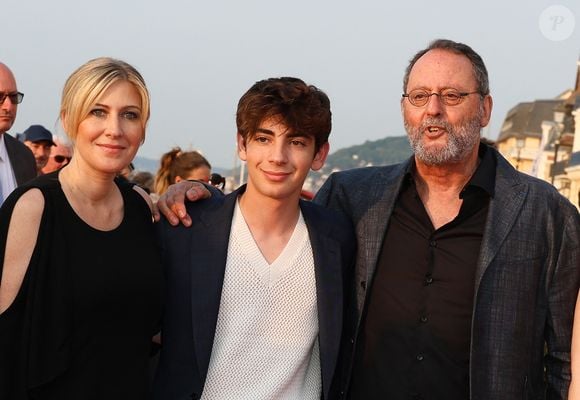 Amanda Sthers, Jean Réno et Léon Hesby sur le tapis rouge du prix du court métrage lors du 37ème festival du film de Cabourg (37ème journées romantiques du 14 au 18 juin 2023), à Cabourg, France, le 16 juin 2023. © Coadic Guirec/Bestimage