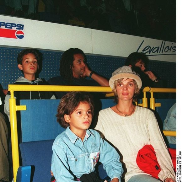 Yannick Noah, Cecilia Rodhe et leurs enfants Joakim et Yelena Noah au Palais des Sports Marcel-Cerdan de Levallois-Perret, pour l’événement « All Star Team ».

AGENCE / BESTIMAGE