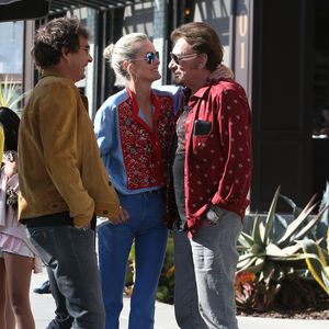 Johnny Hallyday avec sa femme Laeticia, leurs filles Jade et Joy, Marie Poniatowski avec son mari Pierre Rambaldi et leur fille Tess, à Santa Monica, le 1er avril 2017.