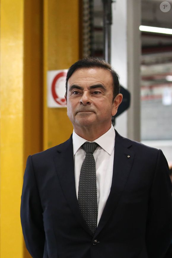 Le président de la république française, Emmanuel Macron accompagné de Carlos Ghosn, Président-directeur général du groupe Renault visite l'usine Renault Maubeuge Construction, Maubeuge, Nord, France, le 8 novembre 2018.  © Stéphane Lemouton / Bestimage