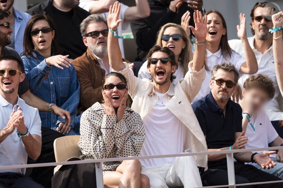 Adèle Exarchopoulos, Clovis Cornillac, sa femme Lilou Fogli, Pierre Niney, sa compagne Natasha Andrews, Guillaume Canet et son fils Marcel en tribunes lors de la finale messieurs des Internationaux de France de Tennis de Roland Garros 2025 (jour 15), à Paris, France, le 8 juin 2025. © Cyril Moreau/Bestimage