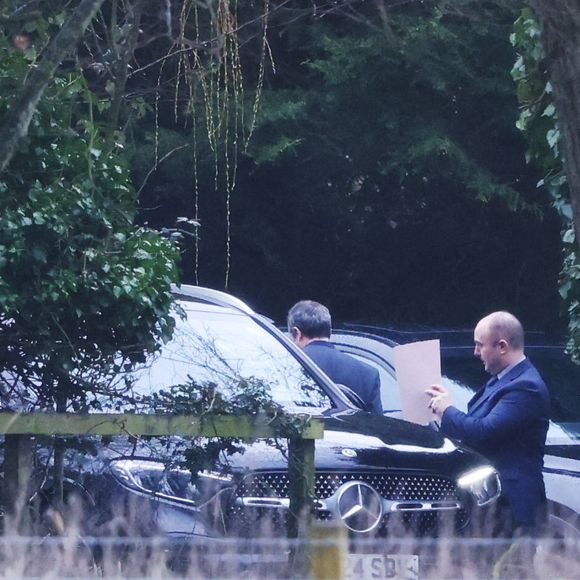 Andrew Mountbatten Windsor arrêté à son domicile de Sandringham, le jour de son 66ème anniversaire, pour soupçons de "faute dans l'exercice de fonctions officielles" dans le cadre de l'affaire Epstein, le 19 février 2026. L'ex prince fait l'objet d'une enquête pour ses liens avec le défunt pédocriminel, avec qui il aurait partagé des documents confidentiels du gouvernement.
