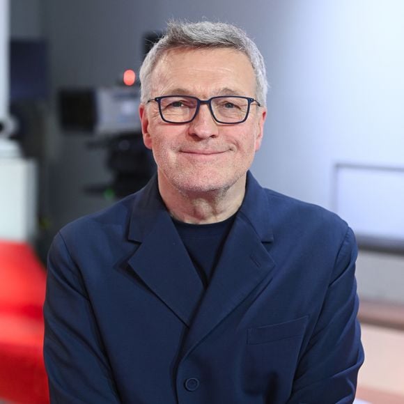 Laurent Ruquier lors de l'enregistrement de l'émission "Vivement dimanche" au studio Rive Gauche, présentée par M.Drucker avec une diffusion sur France 3 le 8 mars 2026, à Paris, France, le 25 février 2026. © Guillaume Gaffiot/Bestimage