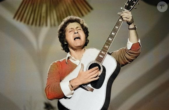 Le chanteur de chanson française Joe Dassin se produit en Allemagne, vers 1970. Photo by Alamy/ABACAPRESS.COM