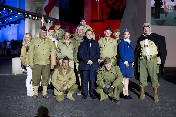 Exclusif - Stéphane Bern - Emission "Le concert pour la paix" sur les Champs-Elysées à Paris, retransmis en direct sur France 2, le 8 mai 2025. © Christophe Clovis - Pierre Perusseau / Bestimage