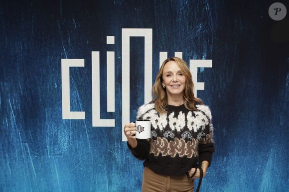 Elle peint, écrit, sculpte et réalise des performances en chantant, que les internautes peuvent découvrir sur son compte Instagram

Exclusif - Philippine Leroy-Beaulieu, sur le plateau de l'émission Clique présentée par M. Achour et diffusée sur Canal + le 3 décembre 2025, à Paris, France, le 25 novembre 2025. © Jack Tribeca/Bestimage