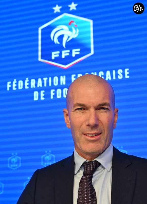 L'ancien international français de football Zinédine Zidane s'exprime lors d'une conférence de presse visant à le présenter comme le nouveau sélectionneur de l'équipe de France, au siège de la Fédération française de football (FFF) à Paris, le 28 juillet 2026. © Christian Liewig/Bestimage