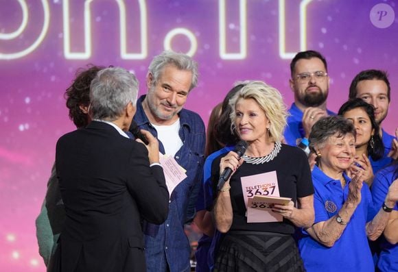 Fabrice Deville, Nagui, Sophie Davant lors de la deuxième soirée de la 39ème édition du Téléthon sur France 2 aux Studios du Lendit à Saint-Denis, France, le 6 décembre 2025. Les trente heures du Téléthon 2025 s'achèvent sur un compteur de 83,5 millions d'euros. © Anne-Sophie Guebey/Bestimage