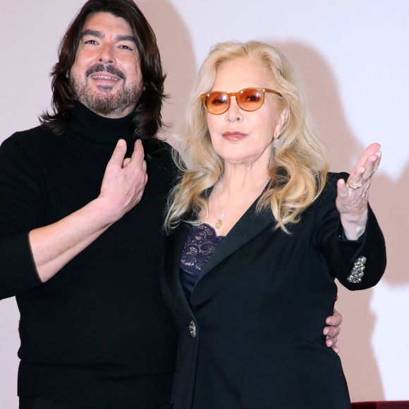 La chanteuse s'est rendue au au défilé Stéphane Rolland Collection Haute Couture Printemps/Eté 2025

Stéphane Rolland et Sylvie Vartan - Célébrités au Défilé de Mode Stéphane Rolland, Collection Haute Couture Printemps / Été 2025, dans le cadre de la Fashion Week de Paris, France, le 27 Janvier 2025. 

© Bertrand Rindoff / Bestimage