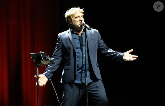 Didier Gustin a en effet choisi Johnny Hallyday comme fil conducteur de son spectacle. 
Exclusif - Didier Gustin - Concert "En coeur pour l'Ukraine" au Casino de Paris le 18 juin 2023. De l'humour et des chansons, de la magie, des textes, des cartes blanches encore © Coadic Guirec/Bestimage