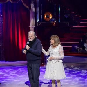 Stéphane Rolland et son mari Pierre, Jean-Jacques Debout, Chantal Goya, lors de la représentation pour Les Pièces Jaunes du Cirque Bouglione au Cirque d'Hiver organisée par le couturier Stéphane Rolland et Pierre Martinez, Paris, France, le 10 janvier 2026. © Jack Tribeca / Bestimage