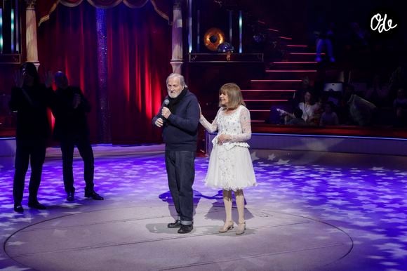 Stéphane Rolland et son mari Pierre, Jean-Jacques Debout, Chantal Goya, lors de la représentation pour Les Pièces Jaunes du Cirque Bouglione au Cirque d'Hiver organisée par le couturier Stéphane Rolland et Pierre Martinez, Paris, France, le 10 janvier 2026. © Jack Tribeca / Bestimage