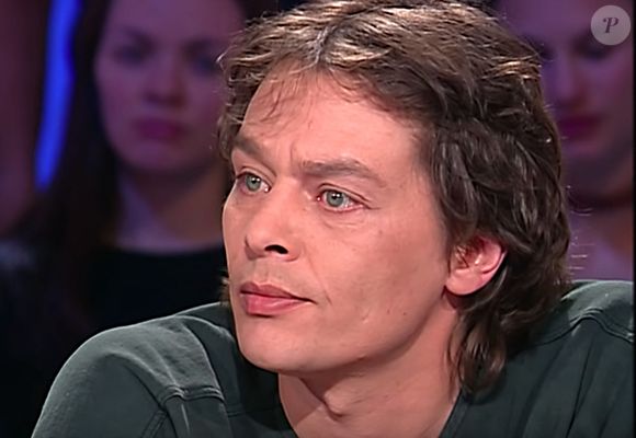 Ari Boulogne (né Christian Aaron Paffgen, fils illégitime d'Alain Delon) dans l'émission "Tout le monde en parle" d'Ardisson en 2001. © Capture TV France 2 via Bestimage
