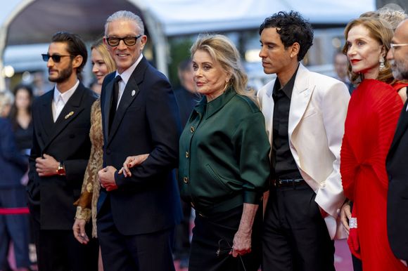 De son côté, Catherine Deneuve avait choisi un look très différent et beaucoup plus épurée : un ensemble Saint Laurent, mariant une chemise vert forêt à une jupe sirène noire.

Pierre Niney, Virginie Efira, Vincent Cassel, Catherine Deneuve, Adam Bessa, Isabelle Huppert - Montée des marches du film "Histoires parallèles" lors du 79ème Festival International du Film de Cannes, le 14 mai 2026. 

© Olivier Borde / Bestimage