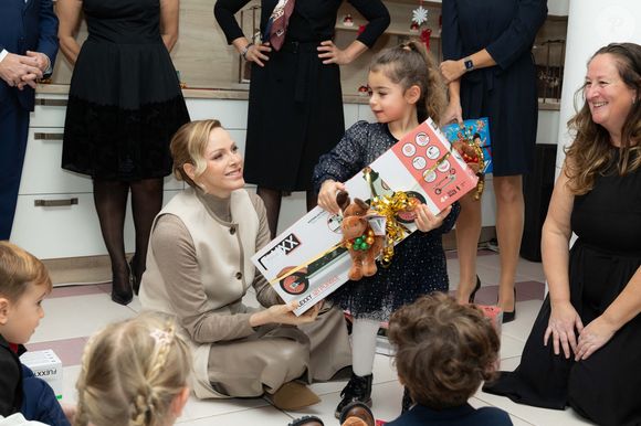 Ils avaient déjà rendu visite à la Croix-Rouge monégasque quelques semaines plus tôt.

Le prince Albert II de Monaco et la princesse Charlène de Monaco assistent au spectacle de Noël à la crèche de la Croix-Rouge Rosine Sanmori et participent à la traditionnelle distribution de cadeaux de Noël à Monaco. Photo par Olivier Huitel / Pool Monaco / Bestimage
