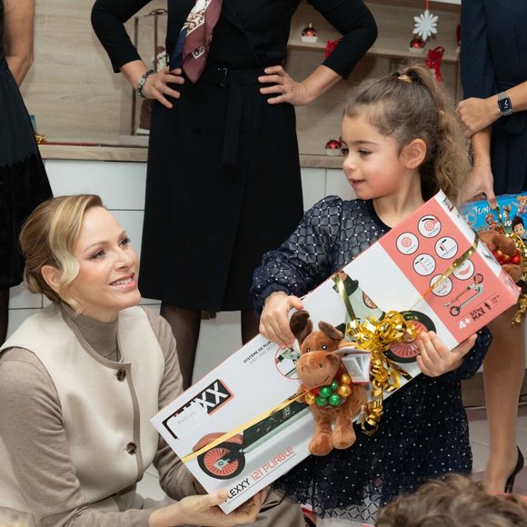 Ils avaient déjà rendu visite à la Croix-Rouge monégasque quelques semaines plus tôt.

Le prince Albert II de Monaco et la princesse Charlène de Monaco assistent au spectacle de Noël à la crèche de la Croix-Rouge Rosine Sanmori et participent à la traditionnelle distribution de cadeaux de Noël à Monaco. Photo par Olivier Huitel / Pool Monaco / Bestimage