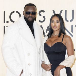 Très proches sur le tapis rouge, le chanteur et sa mystérieuse invitée ont immédiatement attiré l’attention des photographes et des internautes.

Maître Gims - Photocall du Défilé de mode Louis Vuitton Collection Hommes Automne Hiver Printemps-Été dans le cadre de la Fashion Week de Paris, France, le 20 janvier 2026.
 
© Olivier Borde / Bestimage