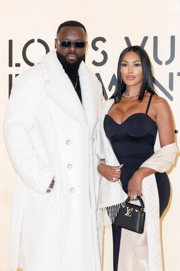 Très proches sur le tapis rouge, le chanteur et sa mystérieuse invitée ont immédiatement attiré l’attention des photographes et des internautes.

Maître Gims - Photocall du Défilé de mode Louis Vuitton Collection Hommes Automne Hiver Printemps-Été dans le cadre de la Fashion Week de Paris, France, le 20 janvier 2026.
 
© Olivier Borde / Bestimage