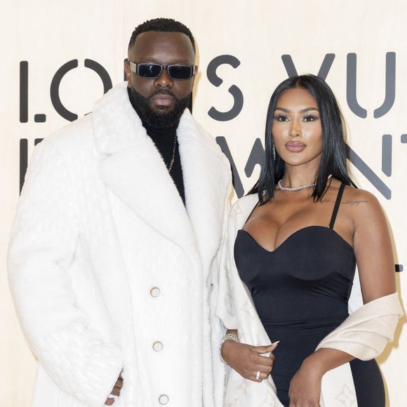 Très proches sur le tapis rouge, le chanteur et sa mystérieuse invitée ont immédiatement attiré l’attention des photographes et des internautes.

Maître Gims - Photocall du Défilé de mode Louis Vuitton Collection Hommes Automne Hiver Printemps-Été dans le cadre de la Fashion Week de Paris, France, le 20 janvier 2026.
 
© Olivier Borde / Bestimage