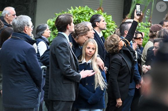 Aurélien Enthoven (fils de Carla Bruni), Jean Sarkozy et Giulia Sarkozy - Le clan Sarkozy à la sortie du domicile de Nicolas Sarkozy domicile parisien avant son incarcération à la prison de La Santé à Paris, France, le 21 octobre 2025.

© Bestimage