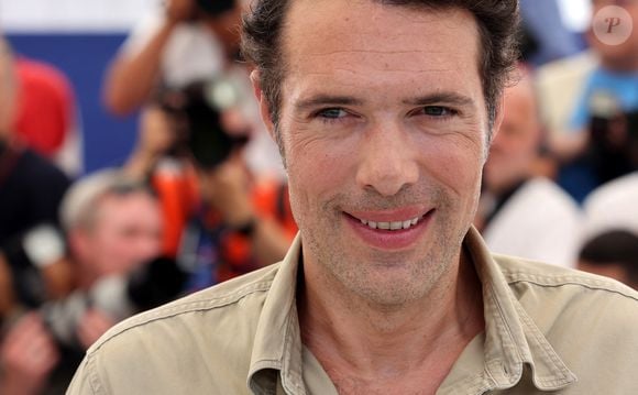 Ce cliché a été publié à l'occasion du 46e anniversaire du papa.

Le réalisateur Nicolas Bedos au photocall de "Mascarade" lors du 75ème Festival International du Film de Cannes, le 28 mai 2022. 
© Dominique Jacovides / Bestimage