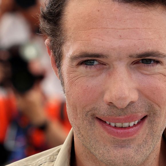 Ce cliché a été publié à l'occasion du 46e anniversaire du papa.

Le réalisateur Nicolas Bedos au photocall de "Mascarade" lors du 75ème Festival International du Film de Cannes, le 28 mai 2022. 
© Dominique Jacovides / Bestimage