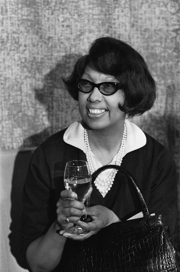 Archives - Joséphine Baker, danseuse, chanteuse et actrice française d'origine américaine, donne une conférence de presse à l'aéroport Heathrow de Londres. Royaume Uni, le 12 juin 1967. Mirrorpix / Bestimage