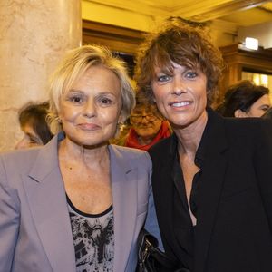 Muriel Robin (Grand prix du centième anniversaire de la naissance de Raymond Devos) et sa femme Anne Le Nen - Cérémonie de remise du prix Raymond Devos au théâtre Edouard VII à Paris dans le cadre de la 28ème édition de la semaine de la Langue Française et de la Francophonie le 20 mars 2023. Le théâtre a rendu hommage à R. Devos avec le spectacle "Il a de la côte Devos!" mis en scène par D. Benoin. © Coadic Guirec - Cyril Bruneau / Bestimage