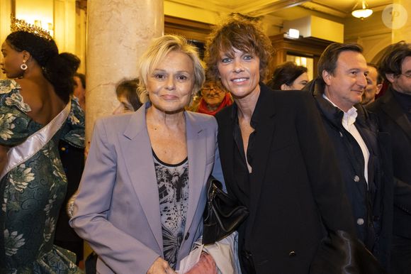 Muriel Robin (Grand prix du centième anniversaire de la naissance de Raymond Devos) et sa femme Anne Le Nen - Cérémonie de remise du prix Raymond Devos au théâtre Edouard VII à Paris dans le cadre de la 28ème édition de la semaine de la Langue Française et de la Francophonie le 20 mars 2023. Le théâtre a rendu hommage à R. Devos avec le spectacle "Il a de la côte Devos!" mis en scène par D. Benoin. © Coadic Guirec - Cyril Bruneau / Bestimage