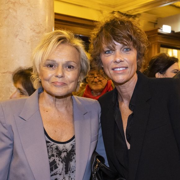 Muriel Robin (Grand prix du centième anniversaire de la naissance de Raymond Devos) et sa femme Anne Le Nen - Cérémonie de remise du prix Raymond Devos au théâtre Edouard VII à Paris dans le cadre de la 28ème édition de la semaine de la Langue Française et de la Francophonie le 20 mars 2023. Le théâtre a rendu hommage à R. Devos avec le spectacle "Il a de la côte Devos!" mis en scène par D. Benoin. © Coadic Guirec - Cyril Bruneau / Bestimage