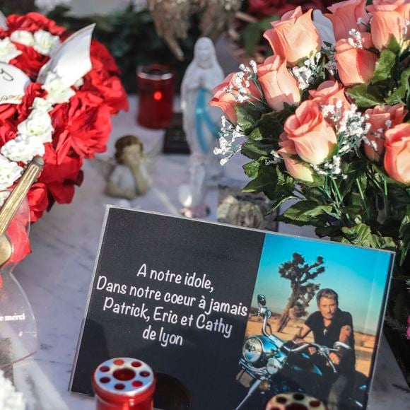 Illustrations de la tombe de Johnny Hallyday au cimetière marin de Lorient à Saint-Barthélemy le 14 avril 2018. Elle est toujours aussi fleurie et recouverte de messages touchants de la part d'admirateurs et de proches. 
Laeticia Hallyday et ses filles Jade et Joy arrivent à Saint Barth pour les vacances de Pâques pour se ressourcer, loin des affaires concernant l'héritage, et se recueillir dans le calme et la sérénité seulement 4 mois après l'inhumation.