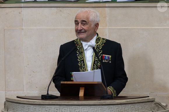 Comme le veut la tradition, Guy Savoy a prononcé un discours, concluant : "Je suis tellement impressionné et heureux de n’avoir devant moi que des gourmands”.

Guy Savoy - Le chef français multi étoile, Guy Savoy, vient d'être officiellement installé comme membre de l'Académie des Beaux-Arts.

© Julien Sarkissian/Bestimage
