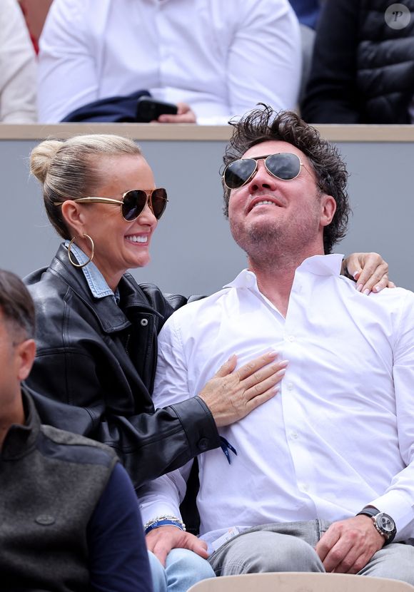 Laeticia Hallyday et son compagnon Frédéric Suant très amoureux dans les tribunes lors des Internationaux de France de Tennis de Roland Garros 2025, à Paris, France, le 26 mai 2025. © Jacovides-Moreau/Bestimage