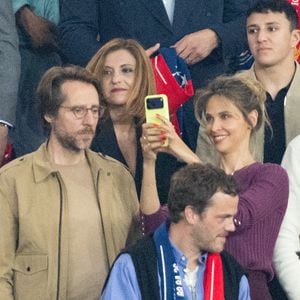 Ophélie Meunier et Mathieu Vergne dans les tribunes du match de quart de finale aller de Ligue Des Champion au Parc des Princes à Paris, le 8 avril 2026.
Photo : Cyril Moreau / Bestimage