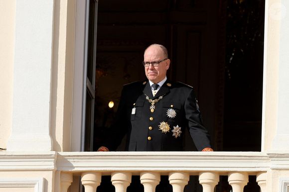 Le prince Albert II de Monaco - La famille princière de Monaco au balcon du palais, à l'occasion de la Fête Nationale de Monaco, le 19 novembre 2025. © Dominique Jacovides/Bestimage