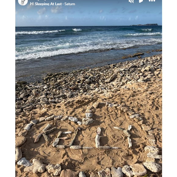 Ce dernier est décédé brutalement d'un arrêt cardiaque à l'âge de 47 ans, juste avant son anniversaire.

Laeticia Hallyday salue son ami Christian Kloster, plus connu sous le nom de Kelly.