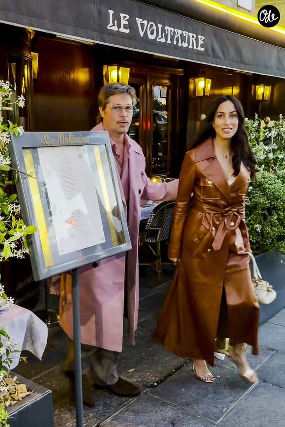 Brad Pitt et sa compagne Ines de Ramon sont allés dîner au restaurant Le Voltaire avant de rentrer au Bvlgari Hôtel, à Paris, France, le 6 juin 2026. © Léa Vieillot/Bestimage