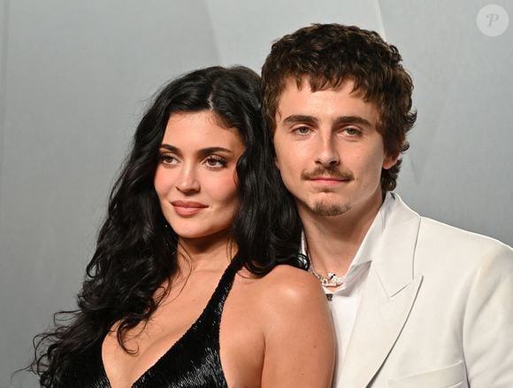 Durant la cérémonie, il a également été la cible de plusieurs plaisanteries du maître de cérémonie Conan O’Brien, notamment en lien avec une récente polémique autour de ses propos sur l’opéra et le ballet. 

Kylie Jenner et Timothee Chalamet arrivent à la Vanity Fair Oscar Party 2026 qui se tient au LACMA's David Geffen Galleries le 15 mars 2026 à Los Angeles, CA.
 Photo by OConnor-Arroyo / AFF/ABACAPRESS.COM