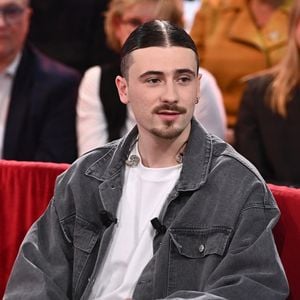 Exclusif - Pierre Garnier et Michel Drucker lors de l'enregistrement de l'émission "Vivement dimanche" au studio Rive Gauche, à Paris, France, le 11 décembre 2024, présentée par M. Drucker et Diffusée sur France 3 le 30 mars 2025. © Guillaume Gaffiot/Bestimage