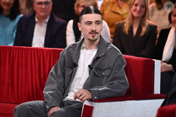 Exclusif - Pierre Garnier et Michel Drucker lors de l'enregistrement de l'émission "Vivement dimanche" au studio Rive Gauche, à Paris, France, le 11 décembre 2024, présentée par M. Drucker et Diffusée sur France 3 le 30 mars 2025. © Guillaume Gaffiot/Bestimage