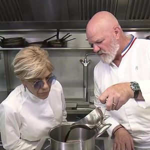 Elle indique avoir tout changé au restaurant, notamment la carte.

Amina et Philippe Etchebest dans l'épisode de "Cauchemar en cuisine" sur M6, diffusé le 11 septembre 2025