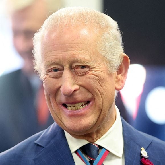 Le roi Charles III est allé à la rencontre de Ethel Caterham.

Le roi Charles III lors d'une visite au Coffee D'Ash dans la zone de régénération de Portland Walk à Barrow-in-Furness, Cumbria, pour rencontrer des représentants d'associations caritatives et de groupes communautaires soutenus par le fonds d'impact social Team Barrow de 5 millions de livres sterling, à Barrow-in-Furness, Cumbria, Royaume-Uni. © Jackson Chris/PA Wire/ABACA