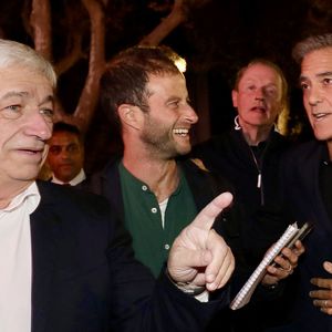 "En grandissant dans le Kentucky, tout ce que je voulais, c'était m'éloigner d'une ferme, fuir cette vie, a déclaré l'acteur. Maintenant, je me retrouve à nouveau dans cette vie. Je conduis un tracteur, et tout ça ! C'est la meilleure chance d'avoir une vie normale."

Exclusif - George Clooney inaugure le cinéma "Liberté" en présence du maire de Brignoles, Didier Brémond et le président de Cinéwest, Daniel Taillandier à Brignoles dans le Var le 7 novembre 2024. © Luc Boutria/Nice-Matin/Bestimage